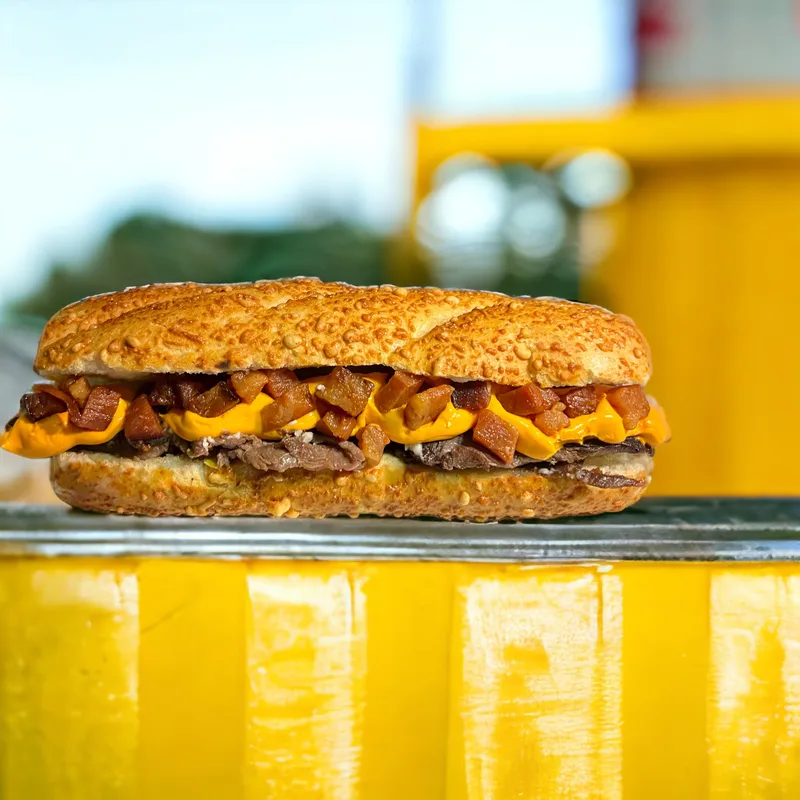 Sanduíche Cheddar e Bacon com cheddar derretido