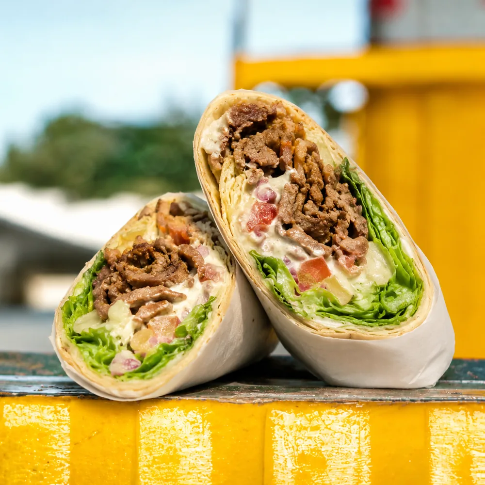 Kebab Gregório com proteína grelhada, salada e molho da casa